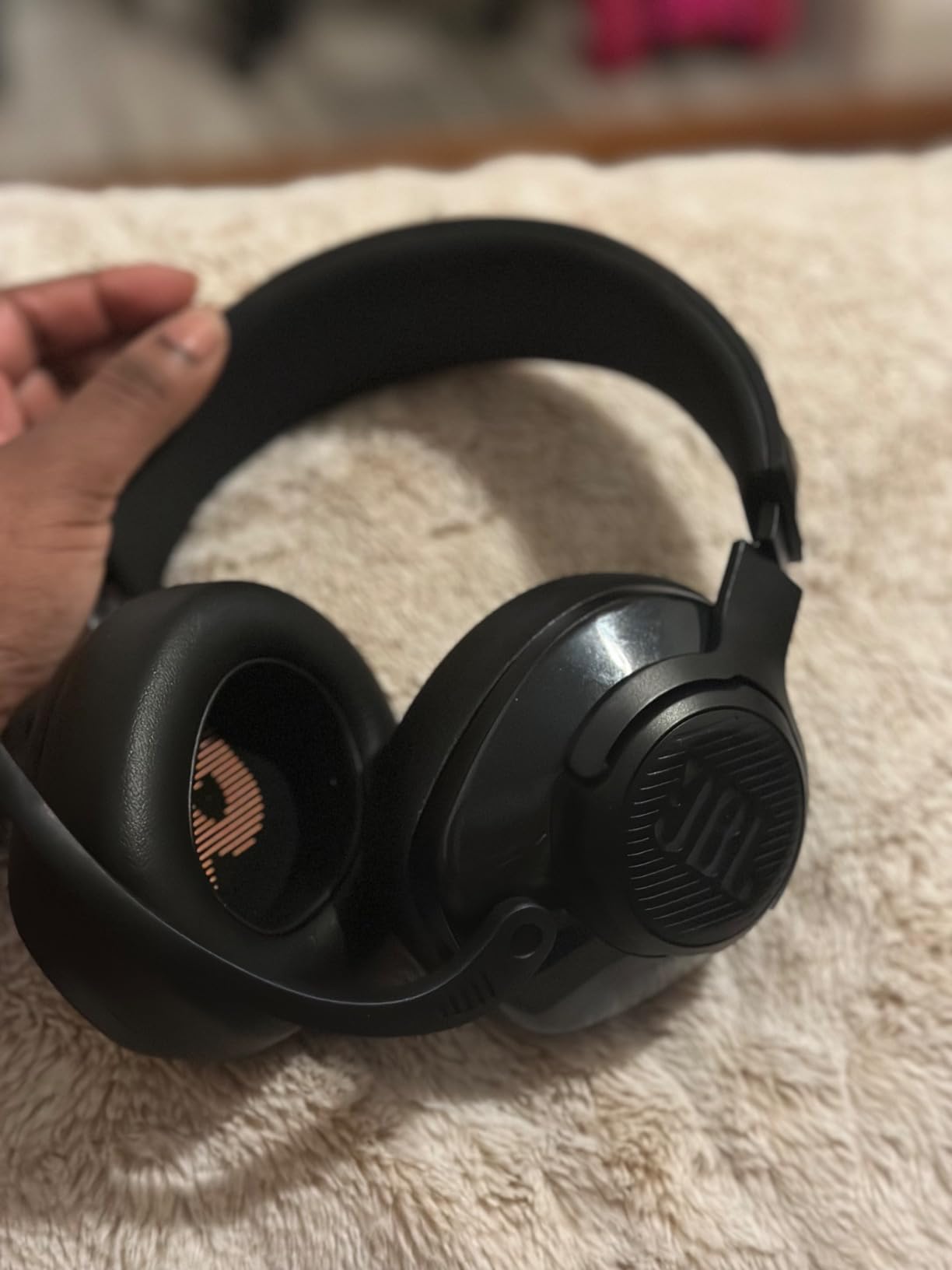 JBL Quantum 400 - Wired over-ear gaming headset with game-chat balance dial, JBL QuantumSURROUND and DTS, Voice focus directional flip-up mic and memory foam ear cushions (Black) customer photo 2