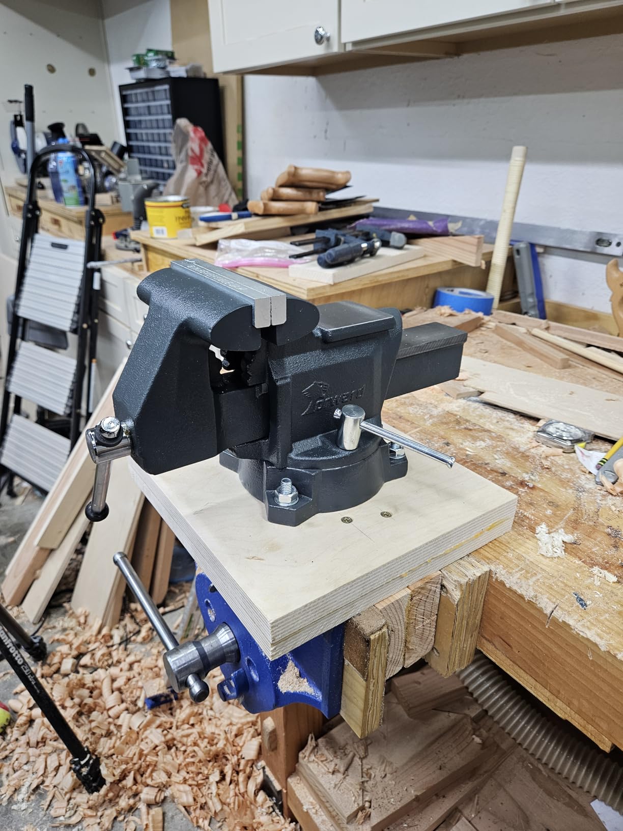 Forward CR40A 4.5 Inch Bench Vise Heavy Duty with Anvil and 210°Swivel Base customer photo 2