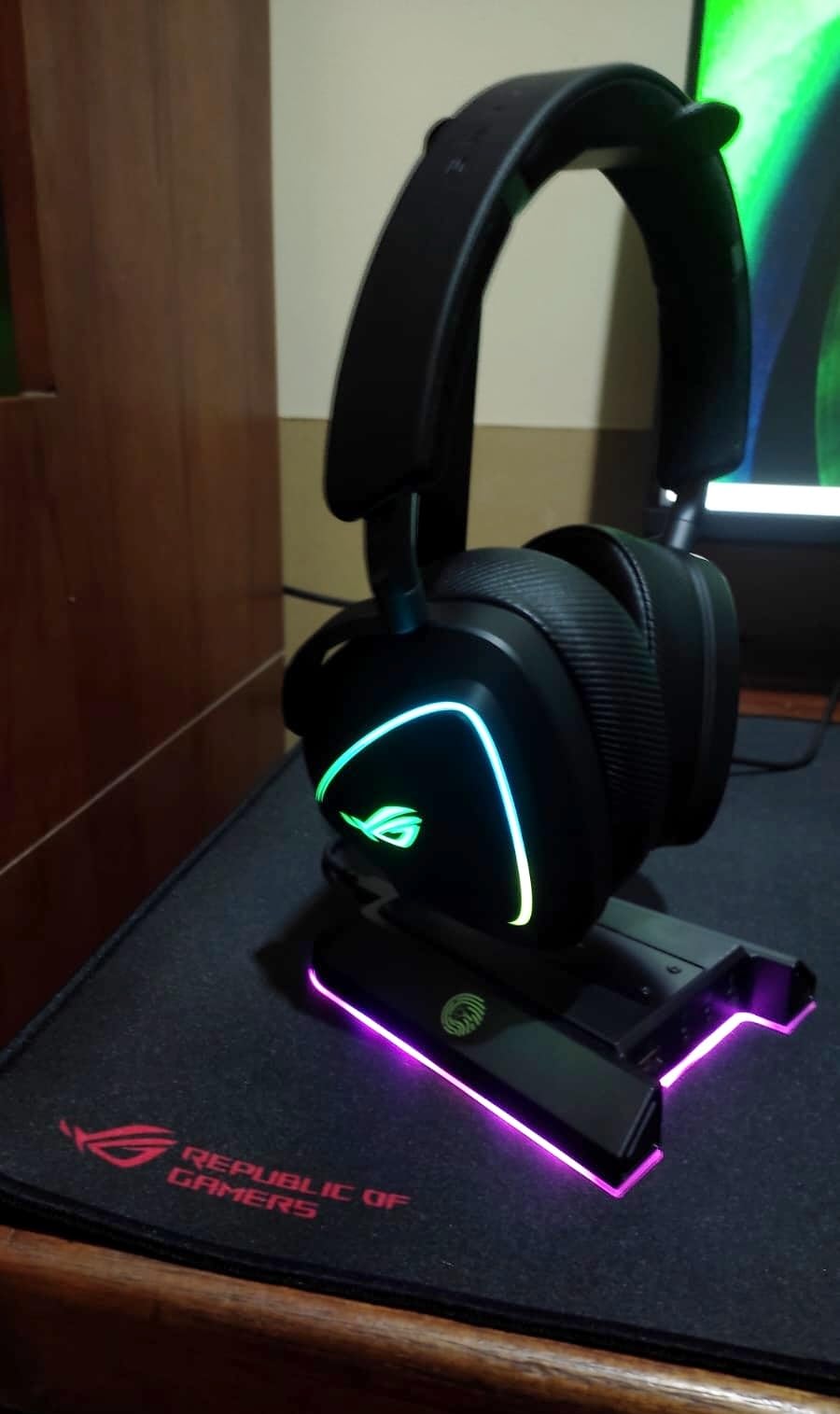 EKSA RGB Headset Stand, Headphone Stands with 7.1 Surround Sound & USB/3.5mm Port, Desk Gaming Headsets Holder with Aluminum Alloy Rod & Non-Slip Rubber Pad, Suitable for Most Gamer Desktop Earphones customer photo 2