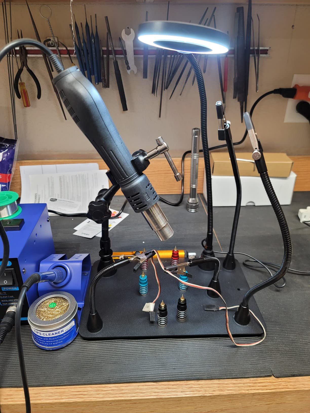 NOEVSBIG Magnetic Helping Hands Soldering Station with Large & Heavy Duty Base,2.16-inch Jaw Opening Soldering Clamp,4 PCB Holders,4 Flexible Arms Helping Hands for Electronic Repair Soldering Jewelry customer photo 2