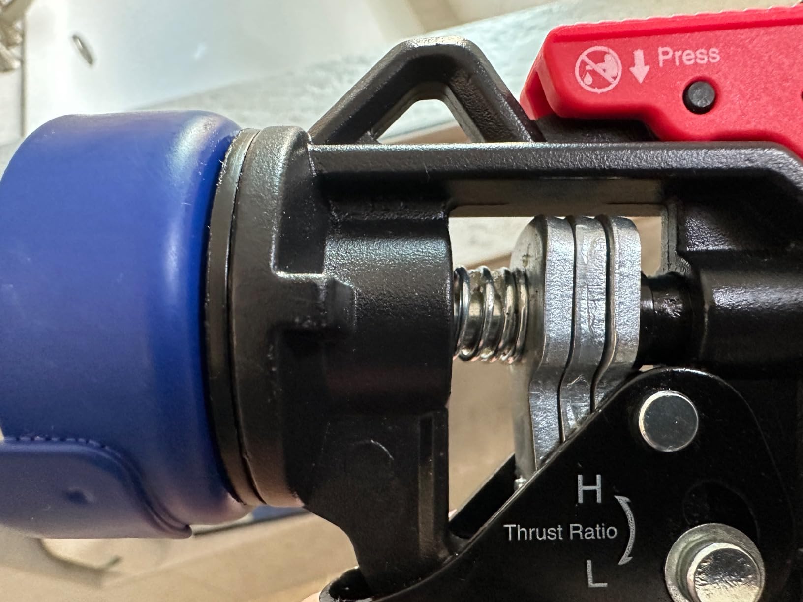 WORKPRO Caulking Gun, Hand Caulk Gun with Adjustable 9:1&18:1 Thrust Ratio customer photo 2