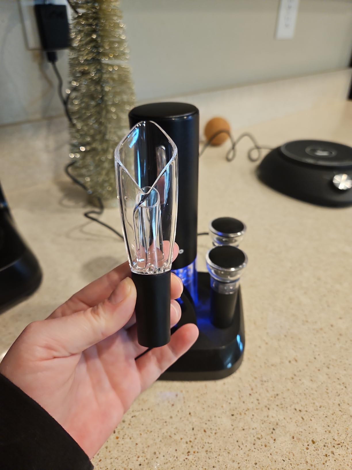 Moocoo Electric Wine Opener with Charging Base, Cordless Electric Wine Bottle Opener with 2-in-1 Aerator &Pourer, Foil Cutter, 2 Vacuum Preservation Stoppers, Display Charging Station for Easy Storage customer photo 2