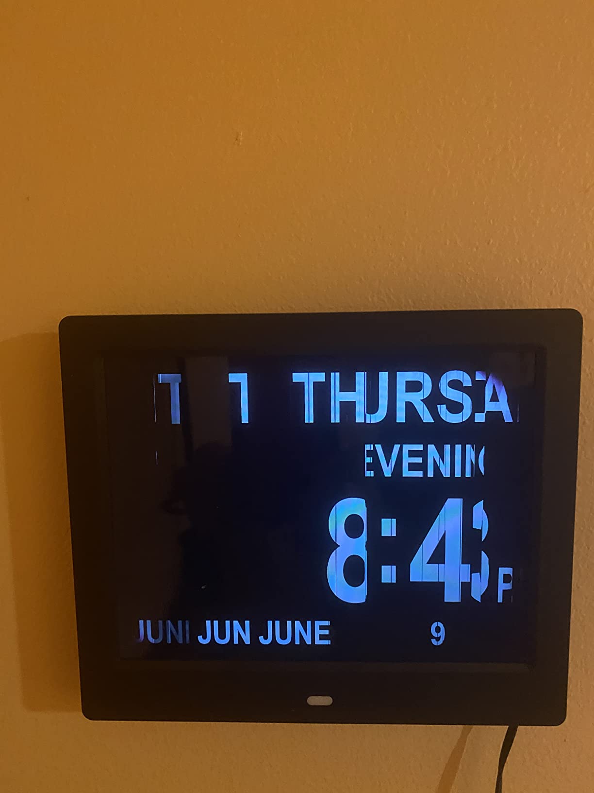 Véfaîî 19 Alarms Dementia Clock 8 Inch Large Display, Auto DST, 10 Levels Auto Dimmable, Non-Abbreviated Date and Day Calendar Clock for Seniors, with Power Adaptor, Picture Frame Feature customer photo 2