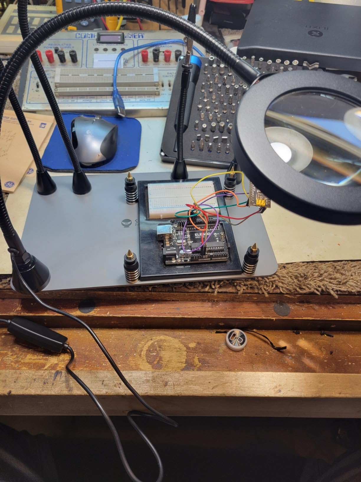 SainSmart Magnetic Helping Hands Soldering Station with an 11.1 x 7.1 Inch Larger Base, 5X LED Magnifying Lamp, 4 PCB Circuit Board Holder & 4 Flexible Magnetic Helping Hands customer photo 1