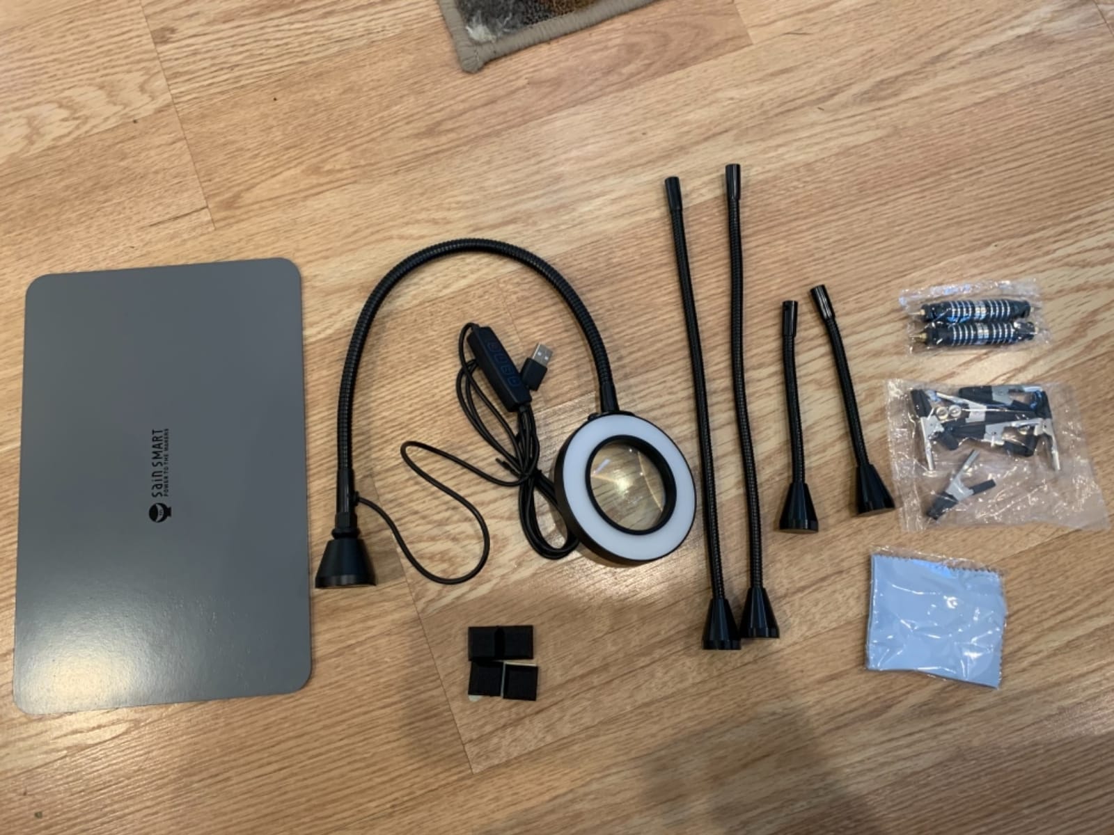 SainSmart Magnetic Helping Hands Soldering Station with an 11.1 x 7.1 Inch Larger Base, 5X LED Magnifying Lamp, 4 PCB Circuit Board Holder & 4 Flexible Magnetic Helping Hands customer photo 2