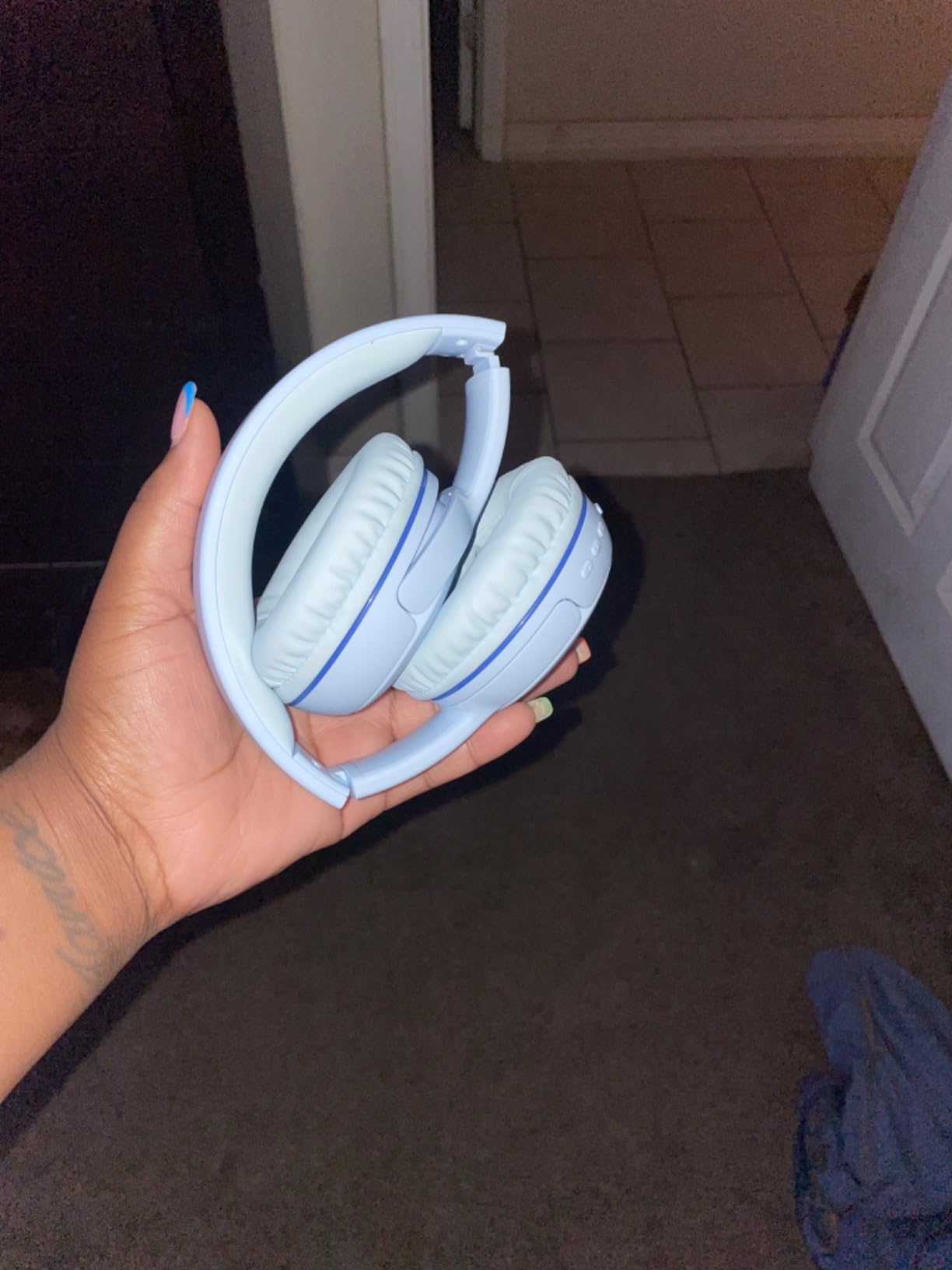 Nabevi Kids Headphones with Cord, Over-Ear Headphones for Kids with Microphone, 85/94dB Volume Limit, Headset for Kid Boys Girls with Shareport, Wired Toddler Headphone for School/Tablet/iPad/Travel customer photo 1