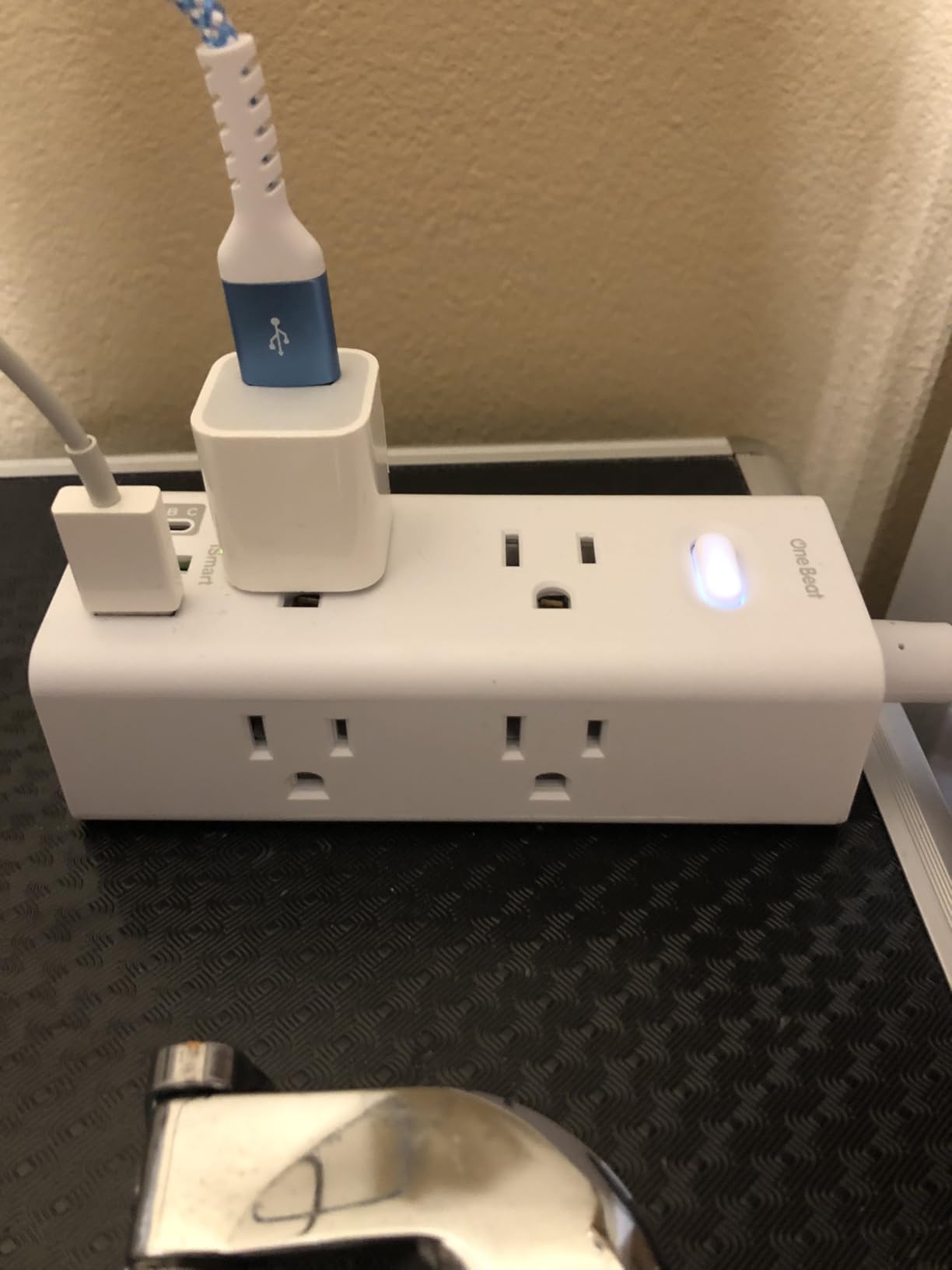 One Beat Surge Protector Power Strip, 5 Ft Flat Plug Extension Cord, 900J | 6 Outlets 4 USB Ports(2 USB C), Wall Mount Outlet Extender Small Power Strip for Travel Home Office College Dorm Room Station customer photo 1