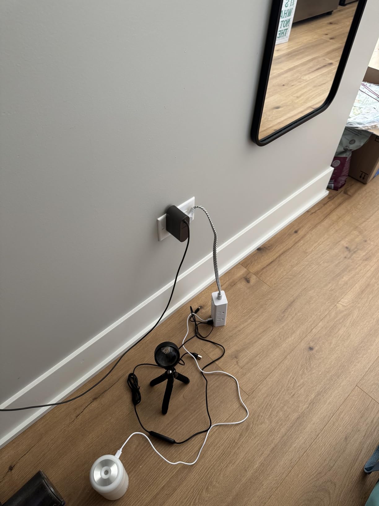 One Beat Surge Protector Power Strip, 5 Ft Flat Plug Extension Cord, 900J | 6 Outlets 4 USB Ports(2 USB C), Wall Mount Outlet Extender Small Power Strip for Travel Home Office College Dorm Room Station customer photo 2