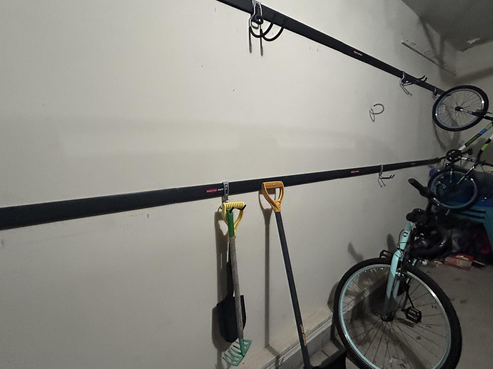 Rubbermaid 24-Piece FastTrack Garage Wall-Mounted Storage Kit, 6 Rails and 18 Hooks, Black, for Home/House/Tool/Sports/Equipment/Utility Purposes customer photo 2