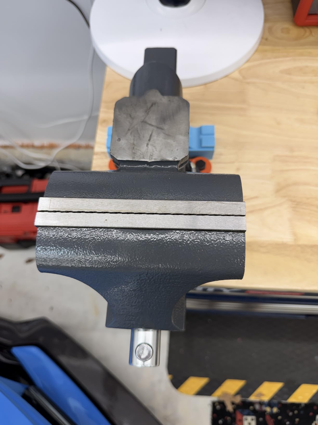 VEVOR Bench Vise, 4.5-inch Jaw Width 3.3-inch Jaw Opening, 240-Degree Swivel Locking Base Multipurpose Vise w/Anvil, Heavy Duty Cast Iron Workbench Vise w/Bolts & Nuts, for Drilling, Pipe Cutting customer photo 2