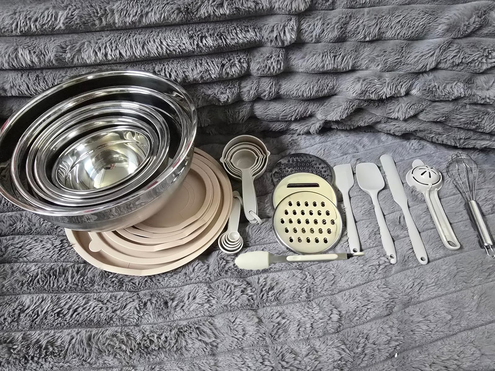 Mixing Bowls with Airtight Lids Set, 26PCS Stainless Steel Khaki Bowls with Grater Attachments, Non-Slip Bottoms & Kitchen Gadgets Set, Size 7, 4, 2.5, 2.0,1.5, 1QT, Great for Mixing & Serving customer photo 1