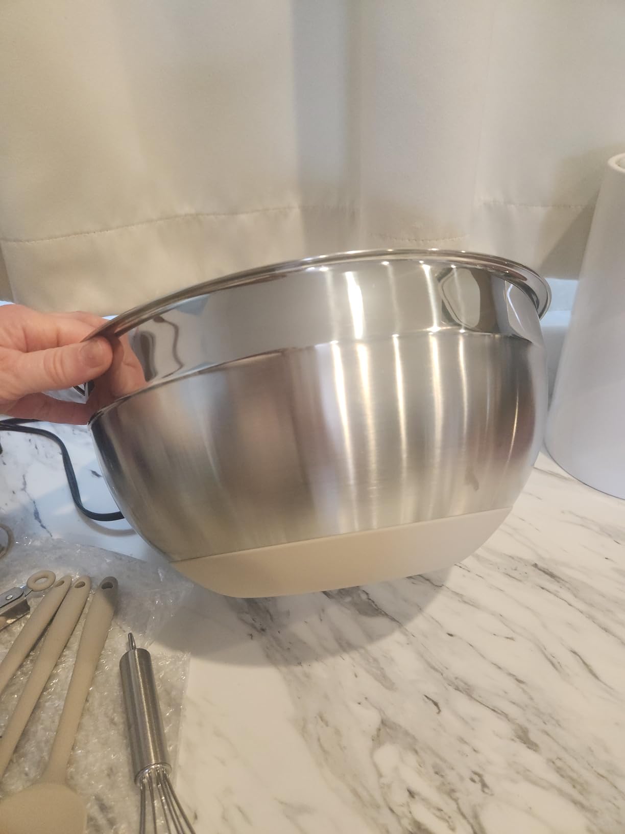 Mixing Bowls with Airtight Lids Set, 26PCS Stainless Steel Khaki Bowls with Grater Attachments, Non-Slip Bottoms & Kitchen Gadgets Set, Size 7, 4, 2.5, 2.0,1.5, 1QT, Great for Mixing & Serving customer photo 2