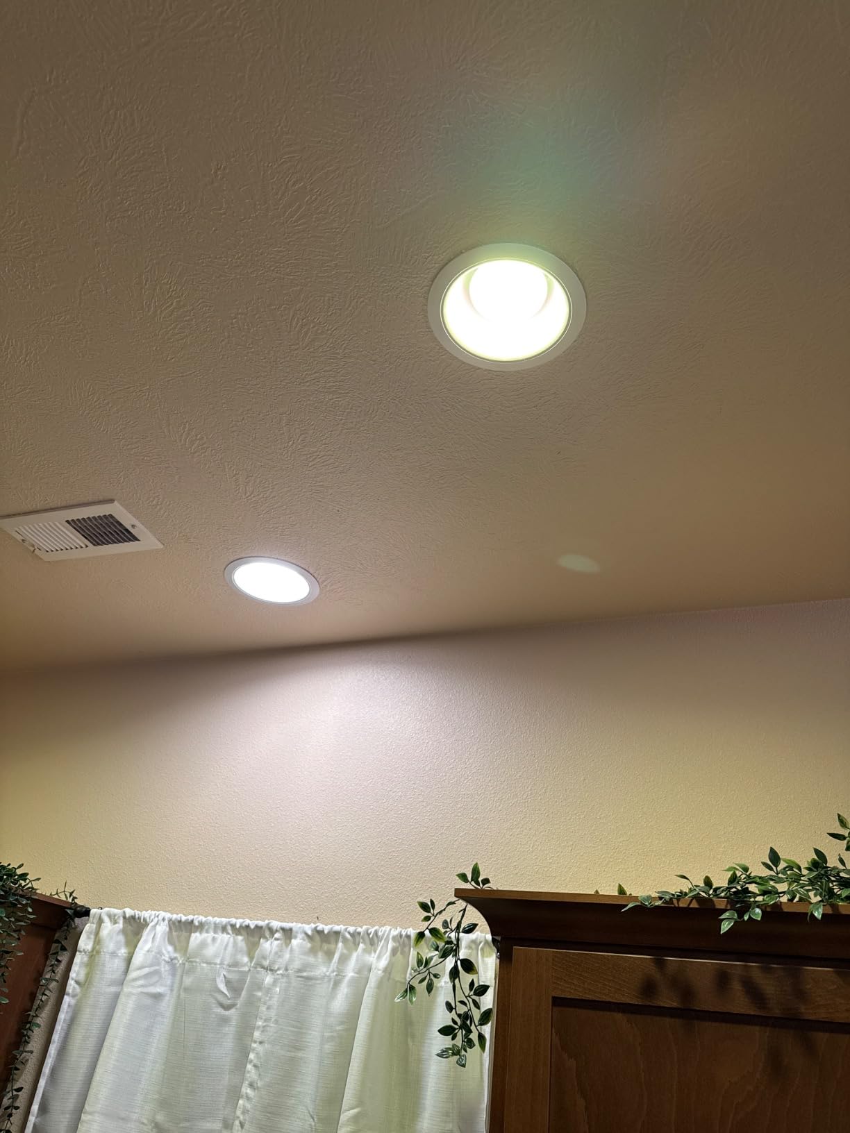 Amazon Basics Smart BR30 LED Light Bulbs, Color Changing, 9W (60W Equivalent), 800LM, Energy Efficient, Voice Control, Works with Alexa Only, 2.4 GHz Wi-Fi, No Hub Required, 4-Pack customer photo 2