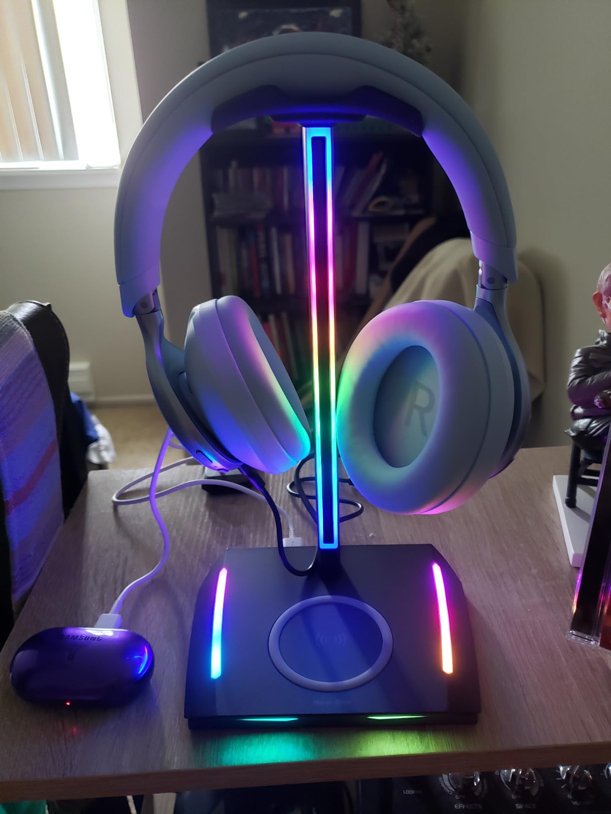 New Bee RGB Headphone Stand with 2 USB-C & 1 USB Charging Ports, Desk Gaming Headset Holder with 7 Light Modes and Non-Slip Rubber Base Suitable for All Earphone Accessories customer photo 2