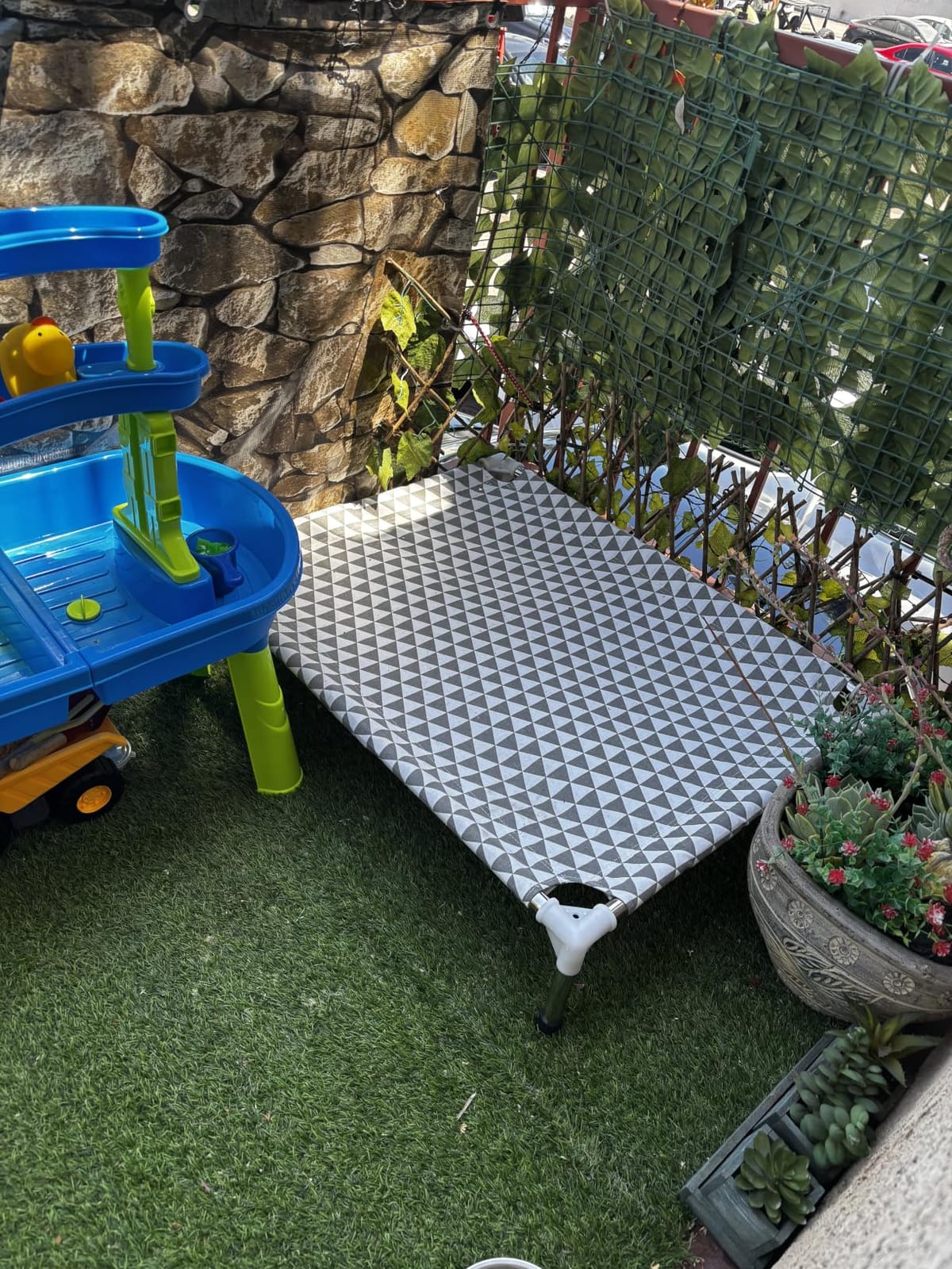 Kuntrust Elevated Outdoor Dog Bed, Medium Size, Cotton Material, Non-Slip Feet, Fits up to 70lbs customer photo 2