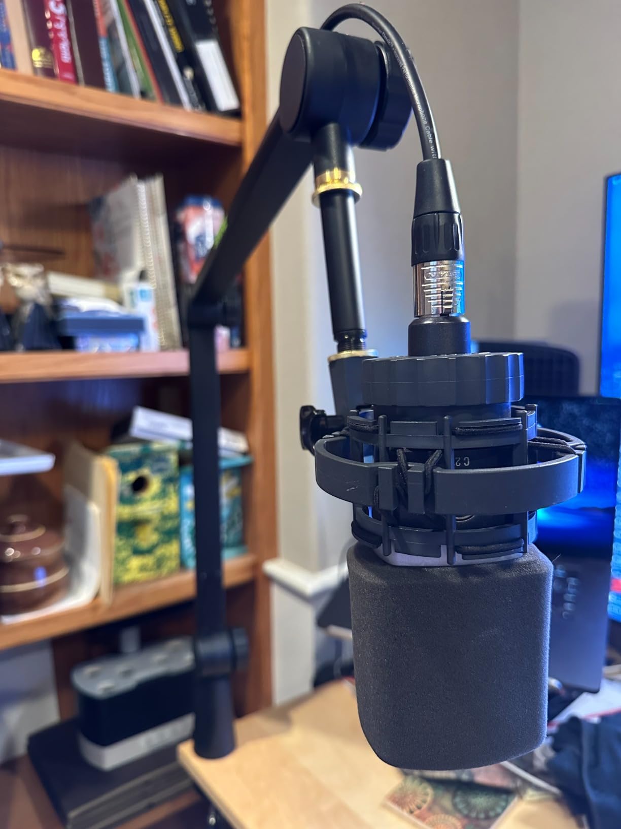Shure by Gator Deluxe Broadcast Desktop Mic Boom Arm (SH-BROADCAST1) customer photo 2