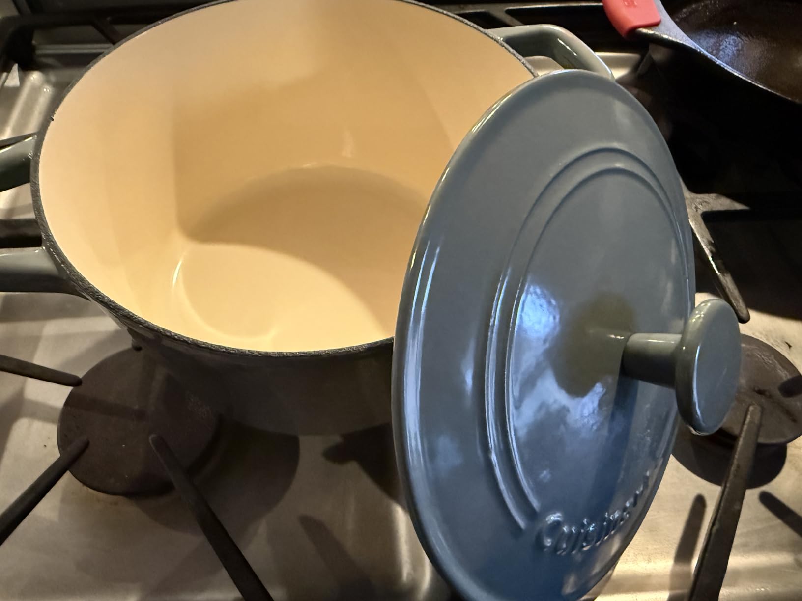 Cuisinart Chef's Classic Enameled Cast Iron Dutch Oven with Lid, Porcelain Enameled Interior, Oven Safe, Induction Compatible, 5-Quart, Round, Grey customer photo 2