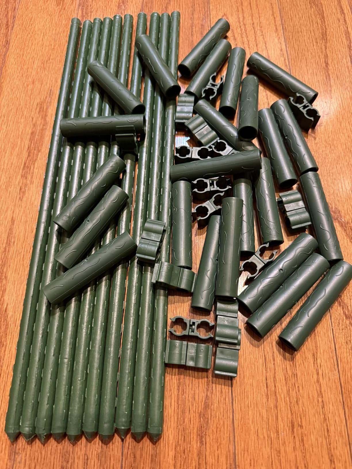 Fabulas Garden Stakes 16 Inch 70 Pack, Diy 4ft 5ft 6ft 7ft 8ft Tomato Stakes Plastic Coated Metal Plant Sticks Stakes Supports with 40 Connectors 30 Rotatable Clips for Indoor Outdoor Plants Vegetable customer photo 2
