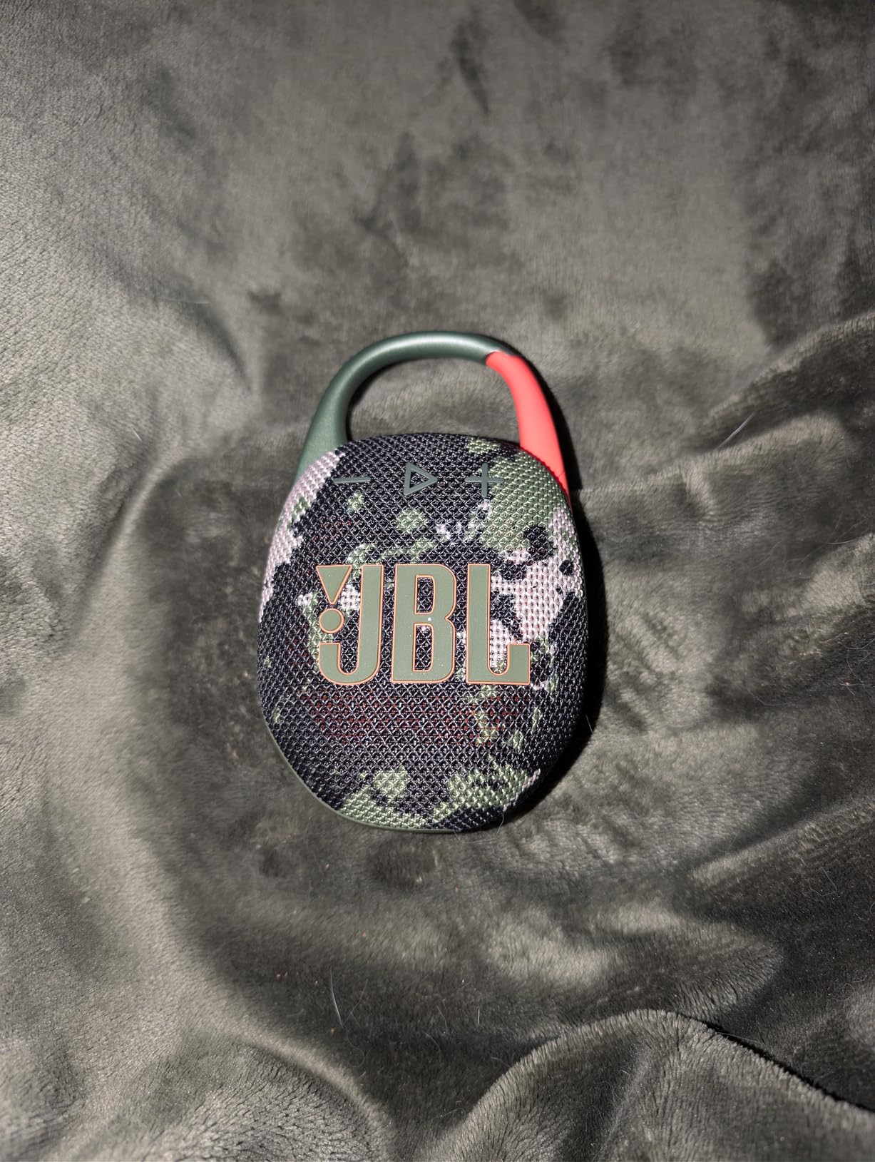 JBL Clip 5 - Ultra-Portable, Waterproof & Dustproof Bluetooth Speaker, Big JBL Pro Sound with Punchy bass, Integrated Carabiner, Up to 12 Hours of Play, Made in Part with Recycled Materials (Black) customer photo 1
