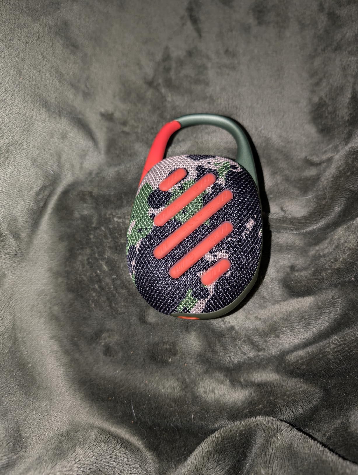 JBL Clip 5 - Ultra-Portable, Waterproof & Dustproof Bluetooth Speaker, Big JBL Pro Sound with Punchy bass, Integrated Carabiner, Up to 12 Hours of Play, Made in Part with Recycled Materials (Black) customer photo 2