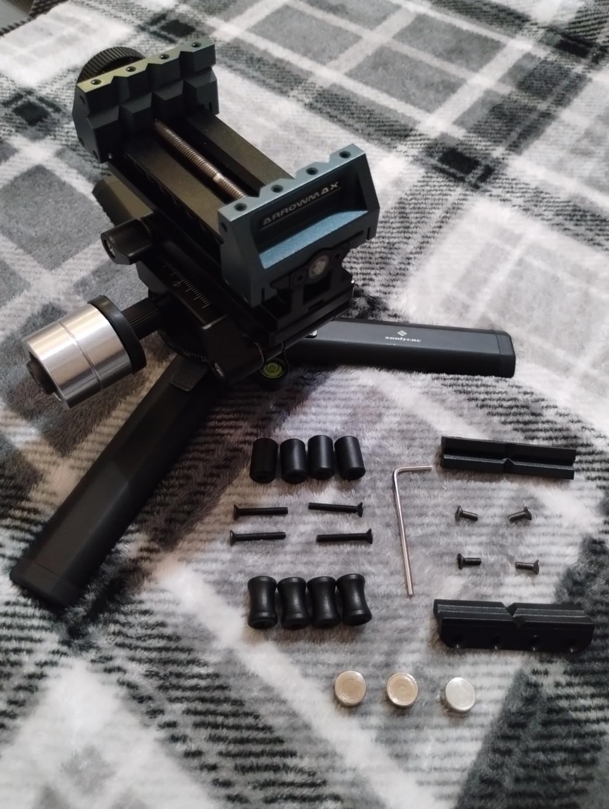 AM ARROWMAX Precision Double-Ended Mini Bench Vise - Crafted from aerospace-grade aluminum alloy and precision CNC machined, Enhance Precision and Stability for Crafts,Jewelry Making customer photo 1