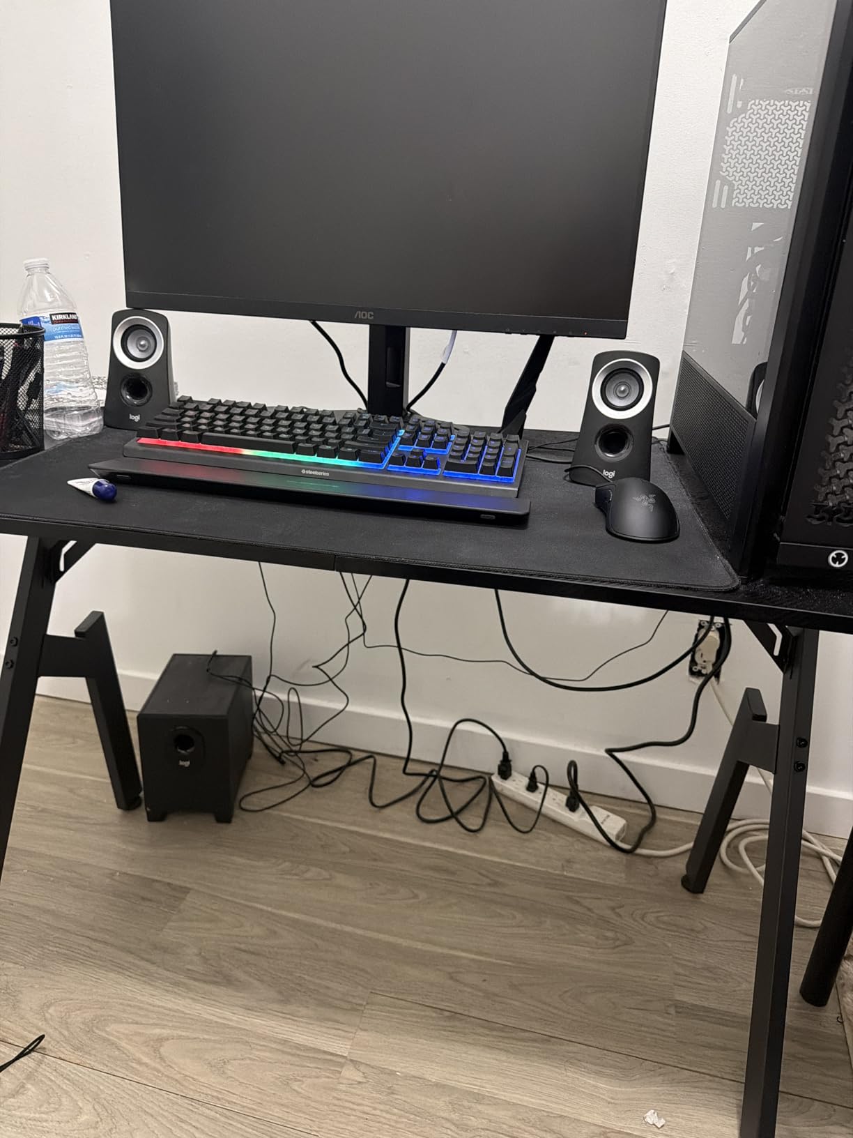 HLDIRECT 32 Inch Small Gaming Desk with Carbon Fiber Surface for Bedroom customer photo 1