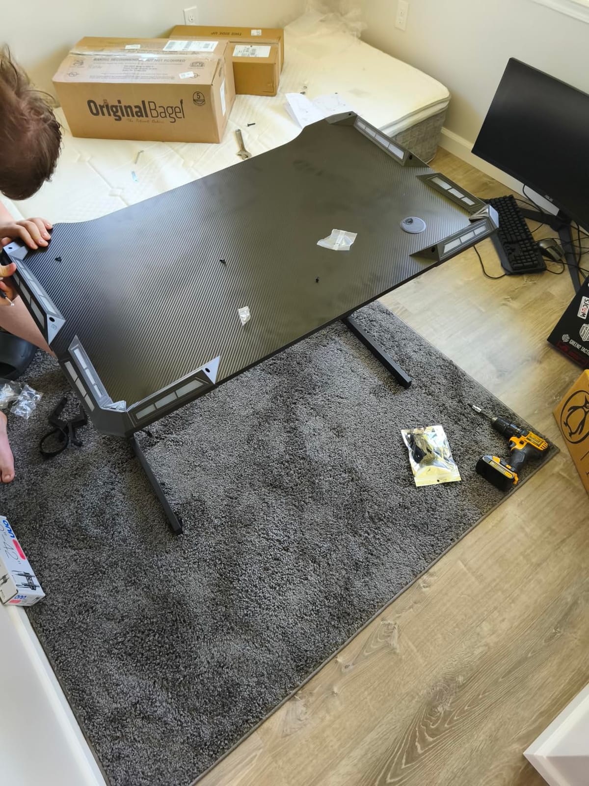 HLDIRECT 40 Inch Gaming Desk with Carbon Fiber Surface & LED Lights, Black customer photo 2