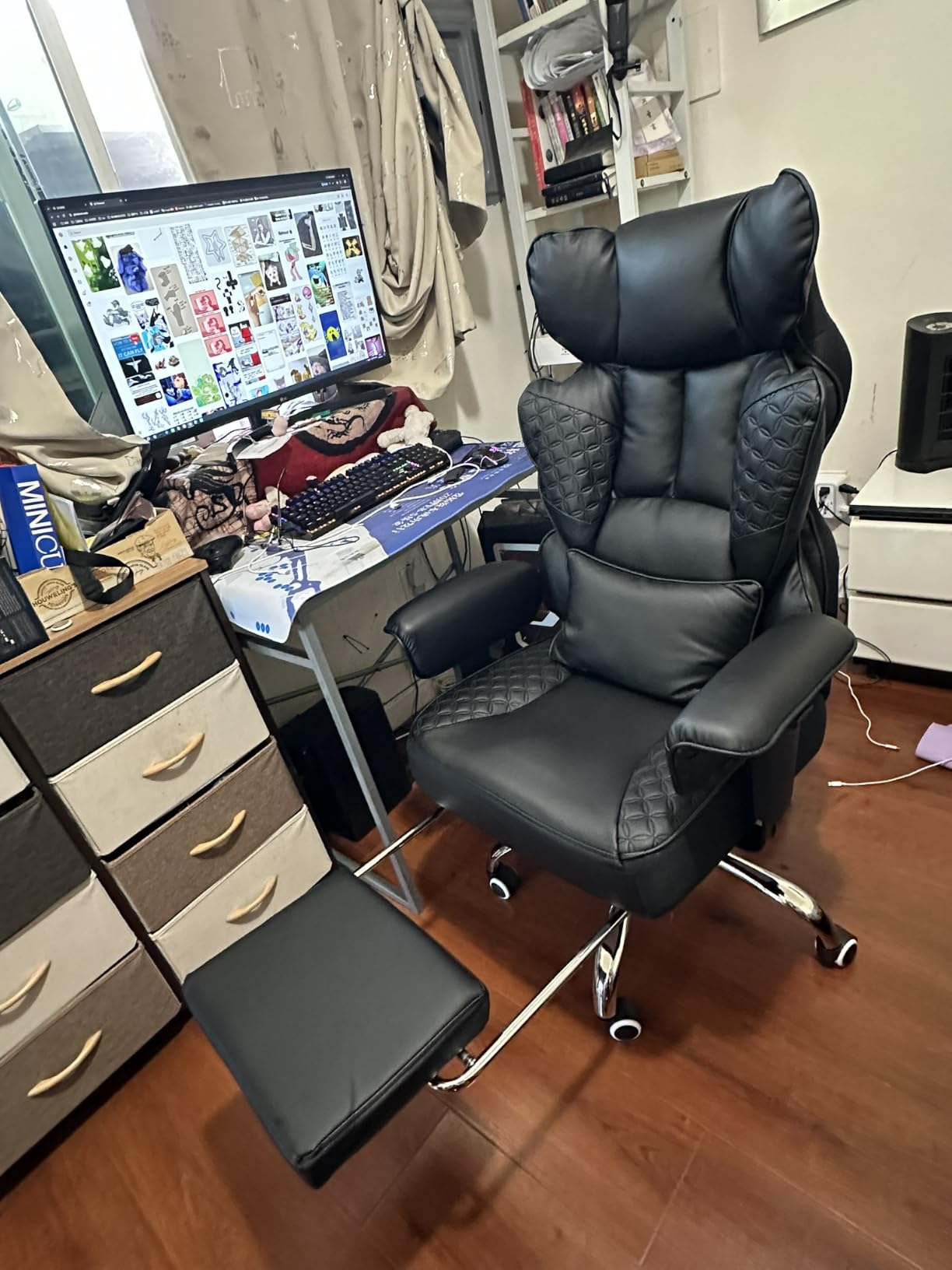 COMHOMA Big and Tall Office Chair Heavy Duty Wide Ergonomic Gaming Chair with Deluxe Embossing Designed Leather with Foot Rest, 145°Reclining Adjustable Armrests Pocket Spring Back Support and Pillow customer photo 2