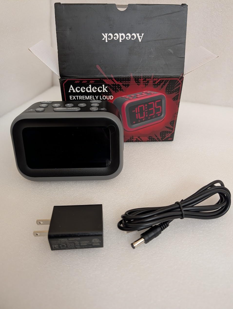 Acedeck Super Loud Alarm Clock: 115dB Wake-Up Power | Dual Alarms and 6 Alarm Sounds for Heavy Sleepers Adults and Shift Workers - Bedroom and Daily Wake-Up Use (White Digits) customer photo 1