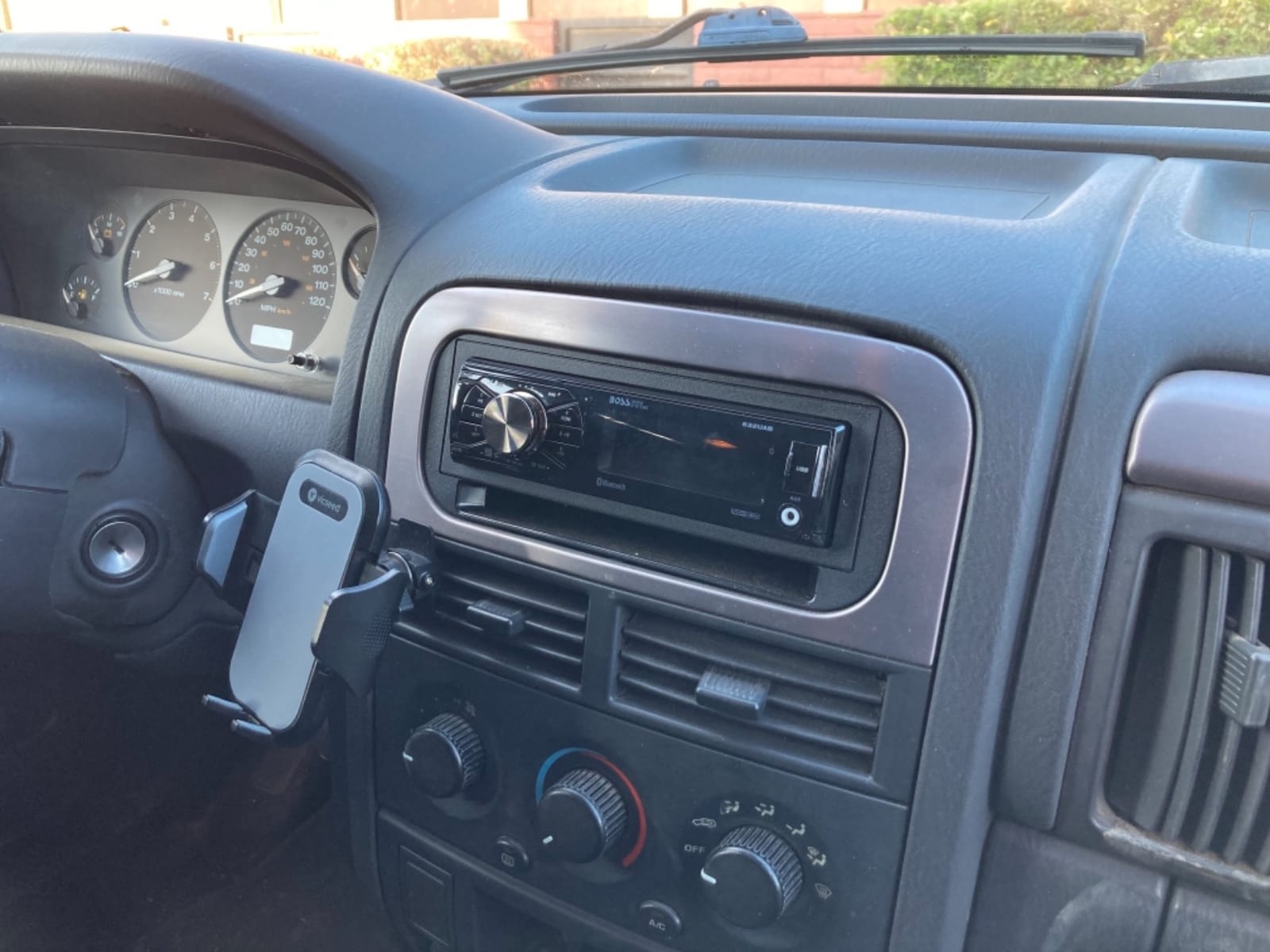 BOSS Audio Systems 632UAB Single DIN Bluetooth Car Stereo, AUX Input, USB customer photo 2