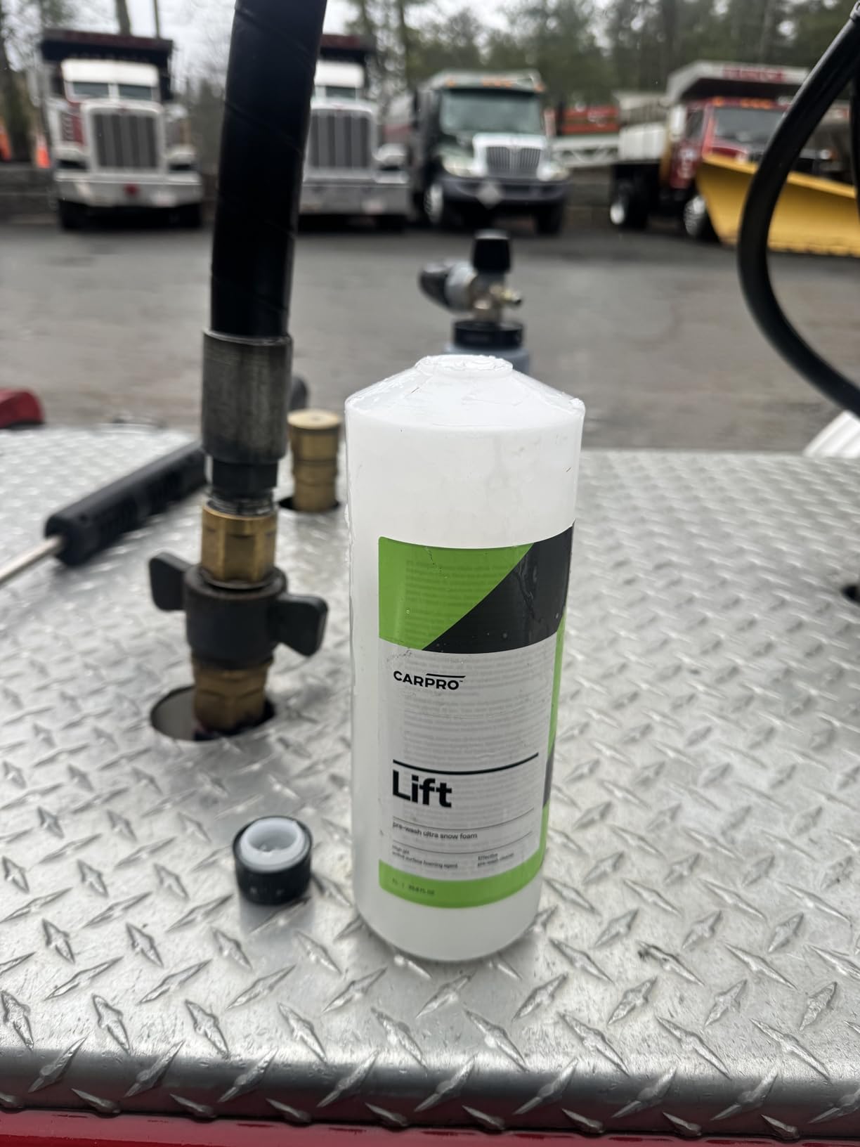 CARPRO Lift - Pre-Wash Snow Foam Car Wash Soap, Dissolves and Lifts Away a Large Amount of Dirt & Grime, Completely Touchless - Use in Bucket or Foam Cannon, Concentrated - Liter (34oz) customer photo 1