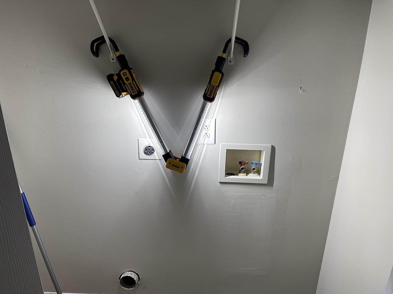 DEWALT 12V/20V MAX Cordless Hood Light, Mechanic Work Light, LED, Bare Tool Only (DCL045B) customer photo 1