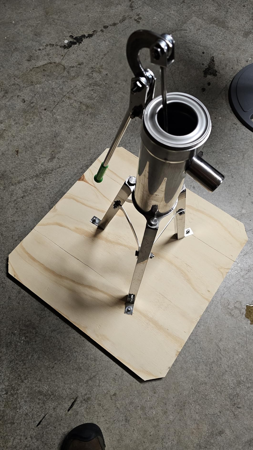 Locci Stainless Steel Manual Hand Well Pump, Heavy Duty Deep Well Hand Pitcher Pump with Integrated Base Design, Corrosion-Resistant Water Pump for Farm, Garden, Homestead & Emergency Water Supply customer photo 1