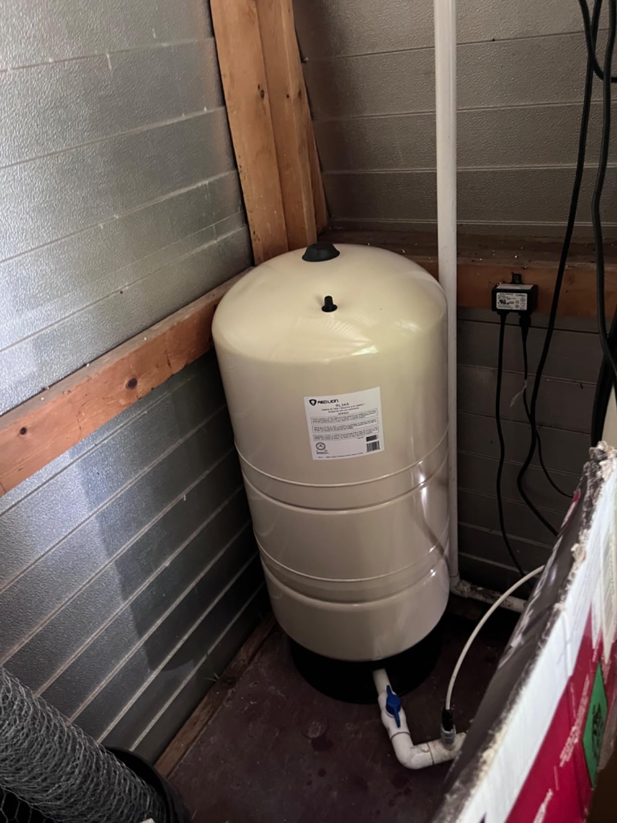 Red Lion RL34A, Vertical Pre-Charged Well Pressure Tank, 34 gallon customer photo 1