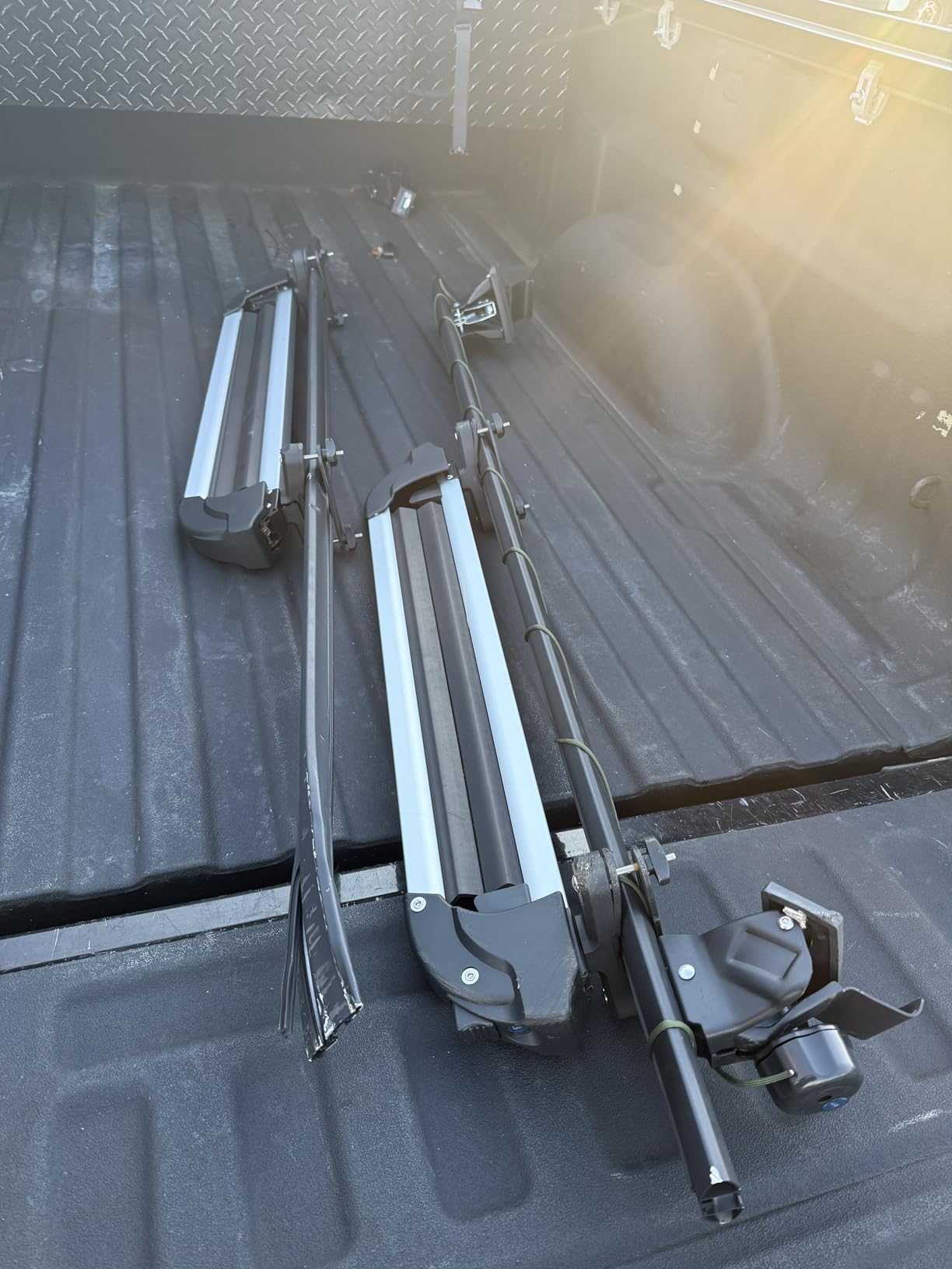 VEVOR Universal Car Roof Rack - Fit Most Crossbars, Carry up to 6 Pairs of Skis or 4 Snowboards, Aluminum Snowboard Ski Rack with Lock & Rubber Padding customer photo 2