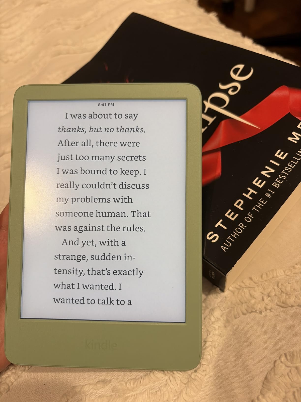 Amazon Kindle 16 GB (newest model) - Lightest and most compact Kindle, now with faster page turns, and higher contrast ratio, for an enhanced reading experience - Without Lockscreen Ads - Matcha customer photo 2